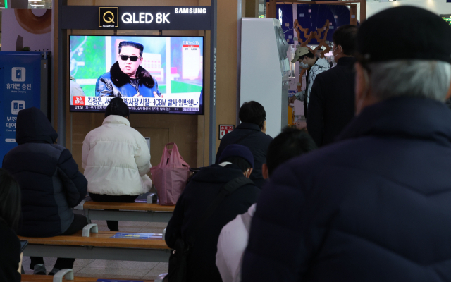 시민들이 지난 11일 서울역에서 김정은 국무위원장의 서해위성발사장 시찰 관련 보도를 지켜보고 있다./연합뉴스