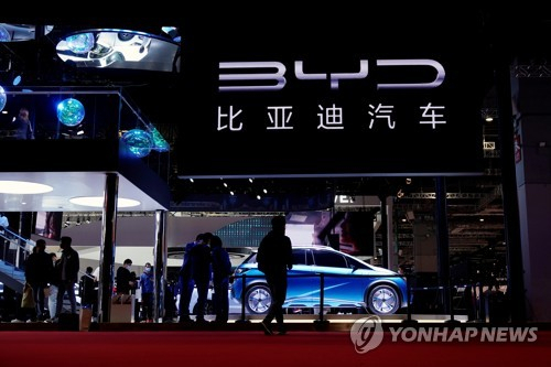 지난 4월 중국 상하이에서 열린 상하이오토쇼 행사장에 마련된 중국 전기차 업체 비야디(比亞迪·BYD) 부스./사진=연합뉴스]