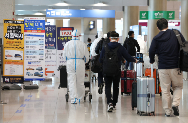 지난 11일 오후 인천국제공항 제1터미널에서 해외 입국자들이 이동하고 있다. 연합뉴스
