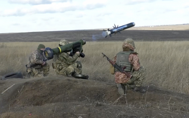 지난 1월 12일(현지 시간) 우크라이나 돈테스크 지역에서 우크라이나군이 대전차 미사일 재블린을 사용하는 모습. AP연합뉴스