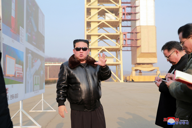 김정은 북한 국무위원장이 11일 탄도미사일 발사를 시찰하는 모습. EPA연합뉴스