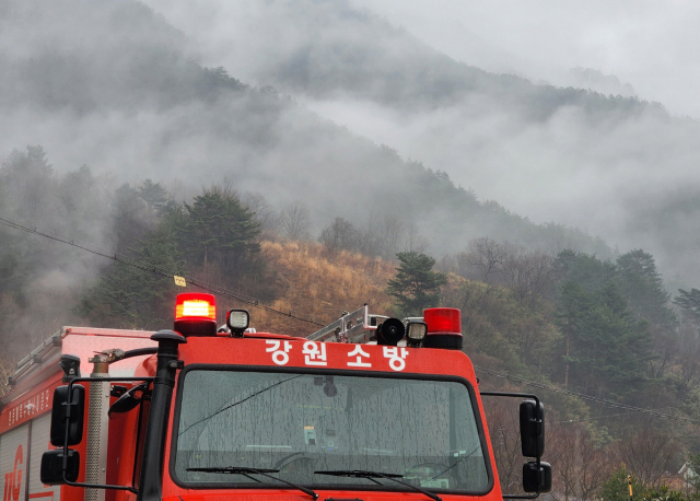 동해안 대형 산불 발생 열흘째인 13일 강원 삼척시 가곡면 풍곡리 덕풍계곡 일대에 단비가 내리고 있다. 연합뉴스