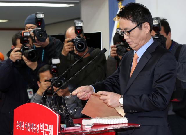 지난 2012년 12월 27일 박근혜 대통령 당선인의 윤창중 수석대변인이 여의도 당사 기자실에서 1차 인수위 인선안이 담긴 봉투를 뜯고 있다. 연합뉴스