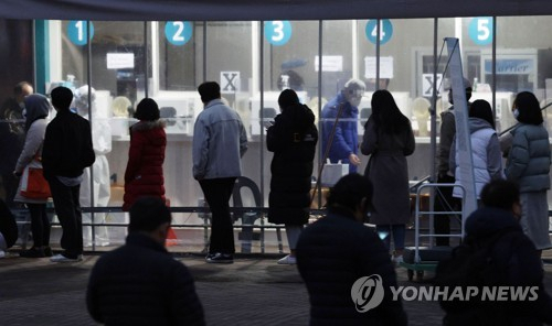 13일 저녁 서울 동작 주차공원 선별진료소에서 시민들이 검사를 기다리고 있다./연합뉴스