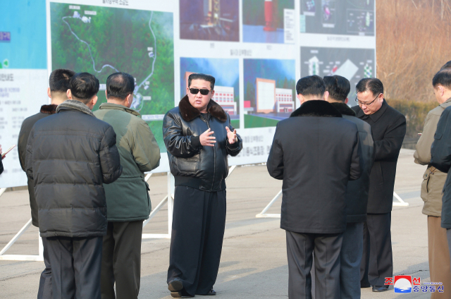 김정은 북한 국무위원장이 장거리 로켓을 발사할 수 있는 서해위성발사장을 방문해 현지 지도를 하고 있다. 연합뉴스