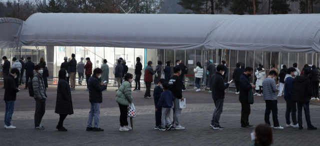 13일 저녁 서울 동작 주차공원 선별진료소에서 시민들이 검사를 기다리고 있다. 연합뉴스
