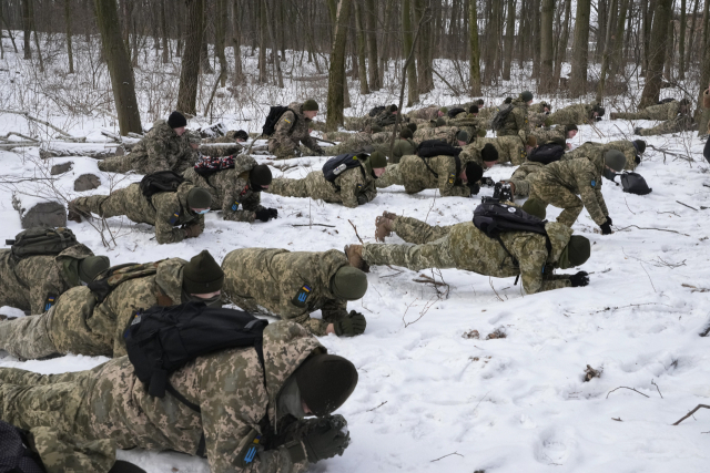우크라이나 수도 키예프의 한 공원에서 우크라이나 정부군과 의용군이 러시아군 침공에 대비해 합동훈련을 하고 있다./AP연합뉴스