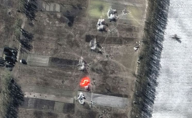 지난 11일(현지시간) 러시아군이 우크라이나 오제라 마을 남동쪽 방향으로 포격하고 있다. 맥사 테크놀로지 캡처