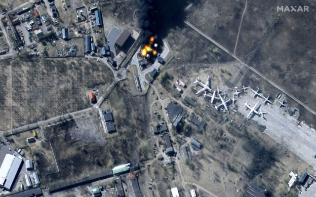지난 11일(현지시간) 키이우 인근에 호스토멜 안토노프 공항에서 불길이 일고 있다. 막사 테크놀로지 캡처