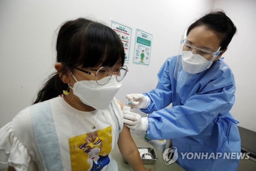 어린이가 코로나19 백신을 접종받고 있다. 연합뉴스