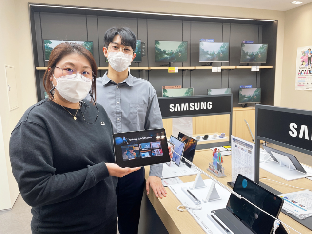 전자랜드 파워센터 용산IT점에서 직원들이 태블릿 PC 제품을 소개하고 있다./사진 제공=전자랜드