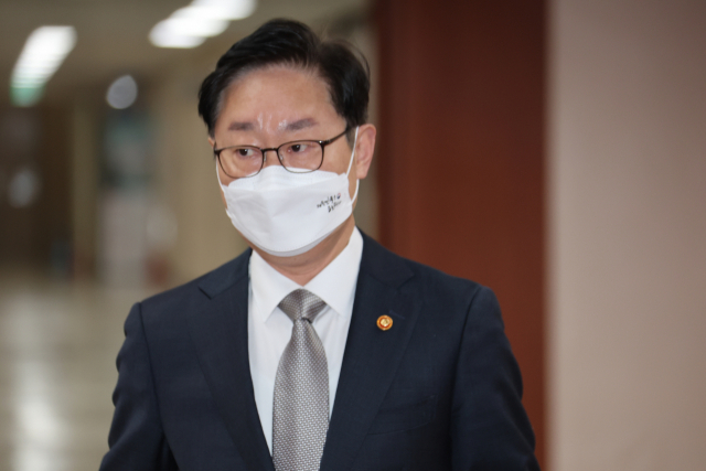 박범계 법무부 장관이 8일 정부서울청사에서 열린 국무회의에 참석하고 있다. 연합뉴스