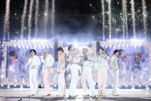 단 하룻밤에 400억…'BTS 콘서트' 전 세계 생중계 티켓 매출 성과