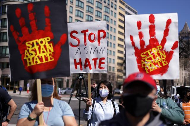 지난해 3월 21일(현지시간) 미국 워싱턴 백악관 인근 맥퍼슨 광장에서 열린 시위에서 참가자들이 '아시아계에 대한 혐오를 멈추라'고 적힌 팻말을 들고 있다./AFP 연합뉴스