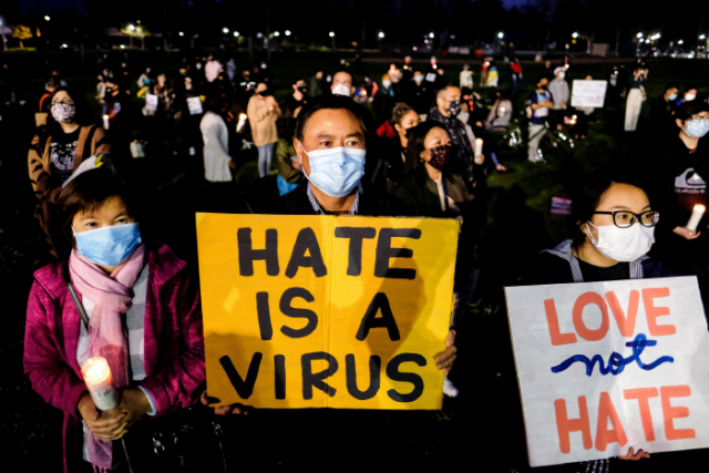 지난해 3월 미국 캘리포니아 알함브라 지역의 한 공원에서 아시아계 주민들이 애틀랜타 총기 사건 규탄 시위를 벌이고 있다./AFP 연합뉴스