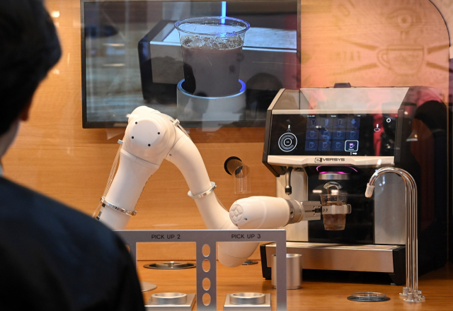 지난해 11월 10일 서울 강남구 코엑스에서 열린 제20회 서울카페쇼에서 로봇이 커피를 만들고 있다./성형주기자