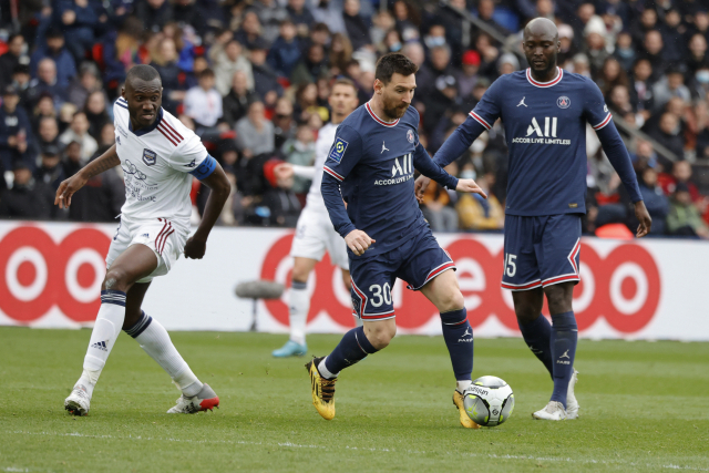 파리 생제르맹의 리오넬 메시가 13일(현지 시간) 프랑스 리그1 보르도전에서 드리블을 하고 있다. 신화연합뉴스