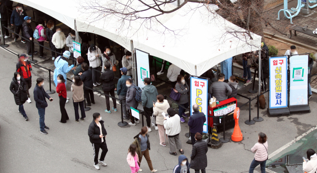 14일 오전 서울 동작구청 임시선별진료소를 찾은 시민들이 신속항원검사 혹은 PCR 검사를 위해 줄을 서 있다. 연합뉴스
