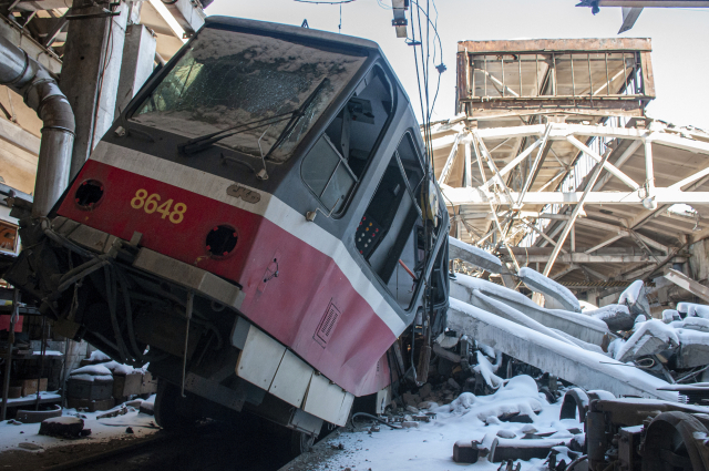 지난 12일(현지시간) 우크라이나 제2 도시인 하르키우 시내에서 노면전차와 역 주변 시설물이 폭탄에 맞아 부서져 있다. /연합뉴스