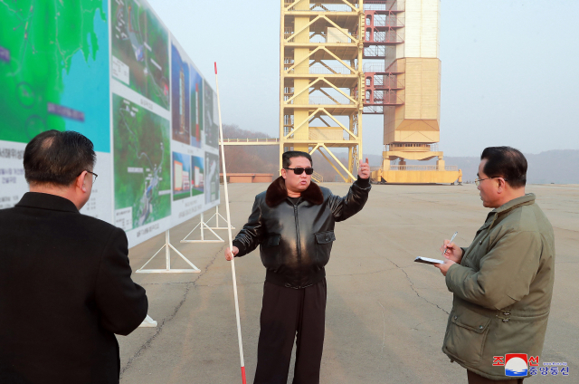 김정은(가운데) 북한 국무위원장이 최근 대륙간탄도미사일(ICBM)을 발사할 수 있는 서해 위성 발사장을 방문해 현지 지도를 하고 있다. 연합뉴스
