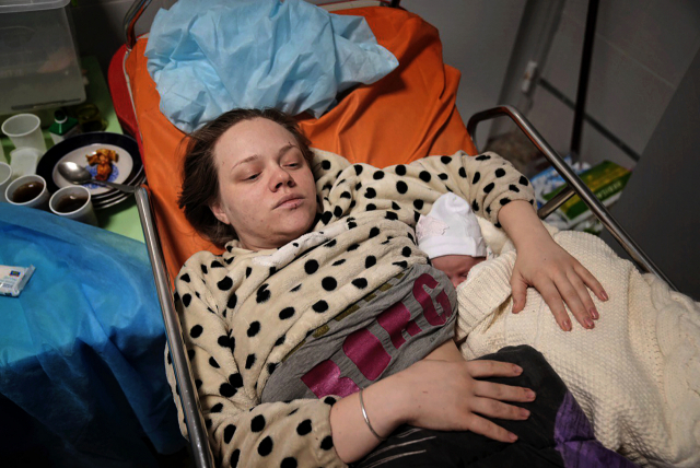 지난 11일(현지시간) 우크라이나 동남부 항구 도시 마리우폴의 한 병원에서 주민이 갓 출산한 아기를 안고 병원 침대에 누워 있다. 이 사진은 기사와 직접적인 관련이 없습니다. /AP연합뉴스