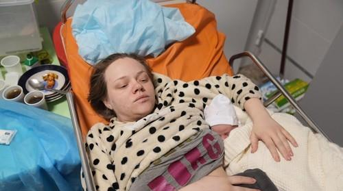 마리아나 비셰기르스카야가 마리우폴 폭격 당시 산부인과 병원을 탈출해 아이를 출산했다/AP연합뉴스