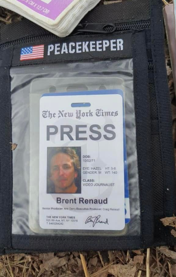 미국 언론인이자 다큐멘터리 감독인 브렌트 르노가 우크라이나에서 러시아군의 총에 맞아 숨진 것으로 알려졌다. 안드리 네비토브 키이우주 경찰서장이 공개한 르노 감독이 뉴욕타임스로부터 발급받은 취재증/페이스북 캡처