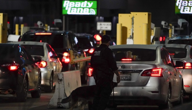 멕시코 티후아나에서 미국 국경 넘으려는 차량들을 경찰이 수색하고 있다./AP 연합뉴스