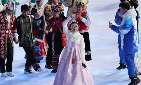 지난달 4일 열린 2022 베이징 동계올림픽 개회식에서 중국 오성홍기를 전달하는 중국 내 56개 민족 대표 중에 한복을 입은 여성이 조선족 대표로 등장했다/연합뉴스