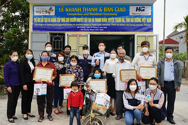 이민우(맨 뒷줄 왼쪽) 한미글로벌 베트남 법인장이 베트남 공간복지 지원사업 준공식에서 하이증성 거주 장애인 및 현지 관계자들과 기념사진을 촬영하고 있다. 사진제공=한미글로벌