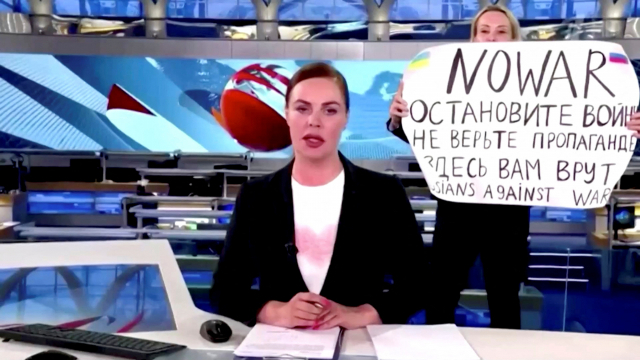14일(현지시각) 러시아 국영TV 채널1 생방송 현장에 반전 팻말을 든 시위자가 등장했다. 로이터통신