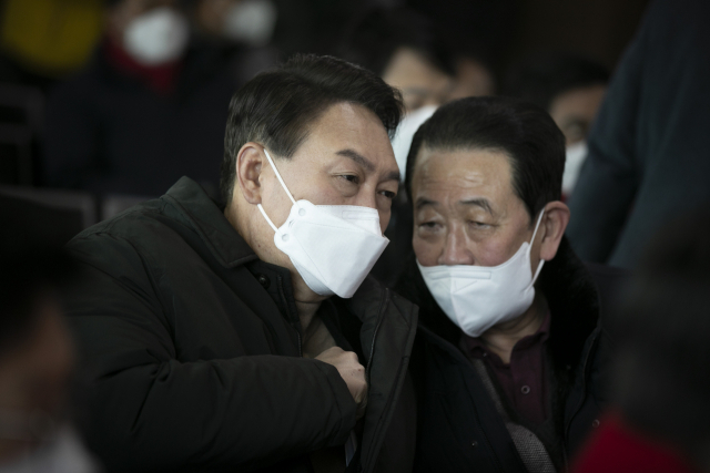 윤석열(왼쪽) 대통령 당선인이 후보 시절이던 지난달 23일 전남 신안군 하의도에 있는 고(故) 김대중 대통령 생가를 방문하기 위해 전남 목포시 목포연안여객터미널 부두에서 배에 오르기에 앞서 박주선 전 국회부의장과 이야기를 나누고 있는 모습. 연합뉴스