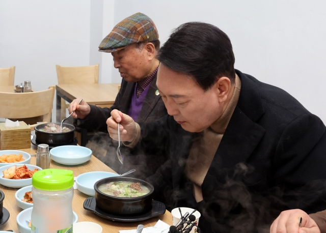 꼬리곰탕 먹은 尹의 한계? '생각 짧아' 유튜버 비판 글 '논란'