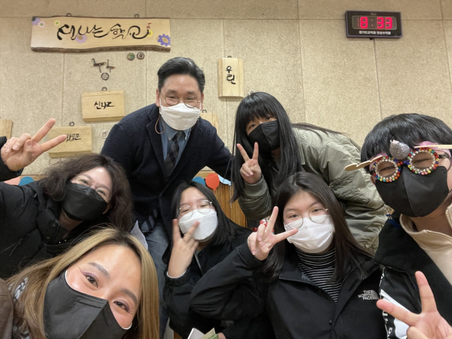 하태욱(뒷줄 왼쪽) 신나는학교 교장이 학생·교사들과 함께 마스크를 쓴 채 환하게 웃으며 기념 촬영을 하고 있다. 사진 제공=신나는학교