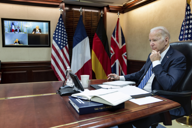 조 바이든 미국 대통령이 지난 7일(현지시간) 백악관 상황실에서 에마뉘엘 마크롱 프랑스 대통령, 올라프 숄프 독일 총리, 보리스 존슨 영국 총리와 화상 회담을 하고 있다. AP연합뉴스