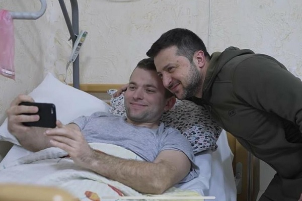 볼로디미르 젤렌스키 우크라이나 대통령(오른쪽)이 부상병과 사진 촬영을 하고 있다/우크라이나 국방부 트위터 캡처