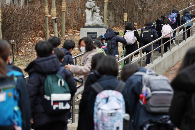 학생들이 지난 14일 오전 서울 시내 한 초등학교에서 등교하고 있다. 연합뉴스
