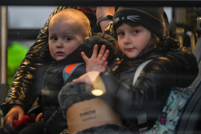 14일(현지시간) 폴란드 남동부 메디카에서 국경을 넘어 온 우크라이나 피란 어린이들이 버스를 타고 이동하면서 해맑은 표정으로 차창 밖을 바라보고 있다. /연합뉴스
