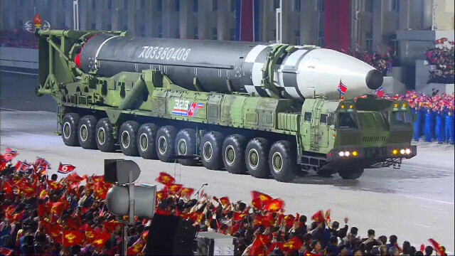 북한이 지난 2020년 10월 10일 노동당 창건기념일에 공개한 신형 대륙간탄도미사일(ICBM) '화성-17'형. 북한은 올해 2월 27일과 3월 5일에 해당 미사일 체계 시험을 위한 고각 발사를 감행했으며 추가 시험 발사를 앞두고 있다. /연합뉴스-조선중앙통신