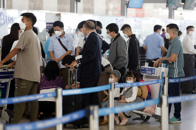 15일 베트남 하노이 노이바이 국제공항에서 관광객들이 도착한 짐을 찾고 있다. EPA연합뉴스