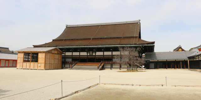 일본 전통 시대 수도였던 교토. 교토고쇼의 정전인 자신전은 유명무실했던 천황의 소박한 이미지를 대변하고 있다.