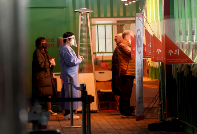 15일 오후 서울 마포구 월드컵공원 평화광장에 마련된 코로나19 임시 선별검사소에서 시민들이 검사를 받고 있다. /연합뉴스