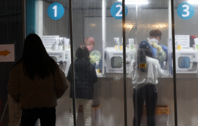 15일 오후 서울 서대문구 독립문 광장 임시선별검사소에서 시민들이 코로나19 검사를 받고 있다. 연합뉴스