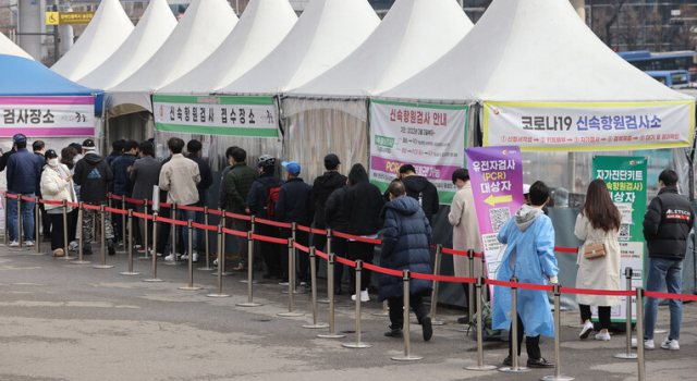 15일 오전 서울역 선별진료소에서 사람들이 PCR검사를 대기하고 있다. 연합뉴스