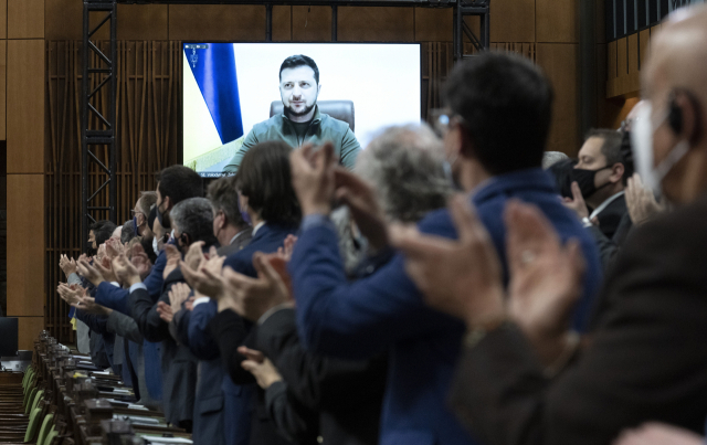 15일(현지시간) 캐나다 의회에서 화상 연설을 하는 볼로디미르 젤렌스키 우크라이나 대통령에게 의원들이 기립 박수를 보내고 있다. AFP 연합뉴스