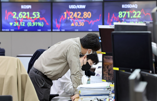 15일 오후 서울 중구 하나은행 딜링룸에서 직원들이 업무를 보고 있다. /연합뉴스