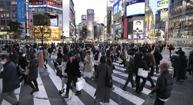 지난 2월 일본 도쿄 시부야지역에서 마스크를 쓴 사람들이 횡단보도를 건너고 있다. 교도연합뉴스
