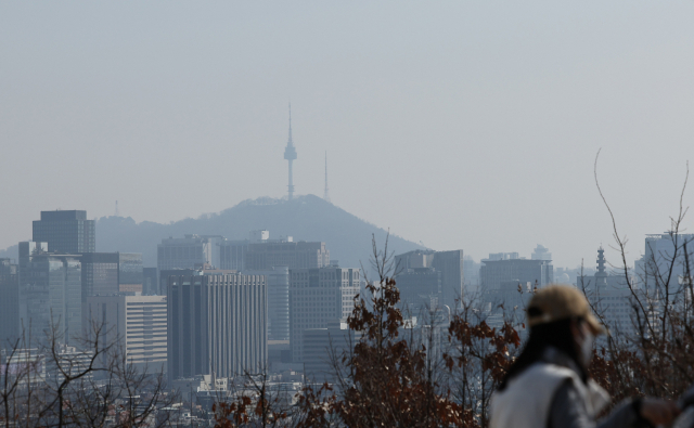 서울 등 전국의 초미세먼지 농도가 나쁨 수준을 보인 지난 9일 서울 종로구 인왕산에서 바라본 남산 일대 하늘에 미세먼지가 드리워져 있다. 연합뉴스