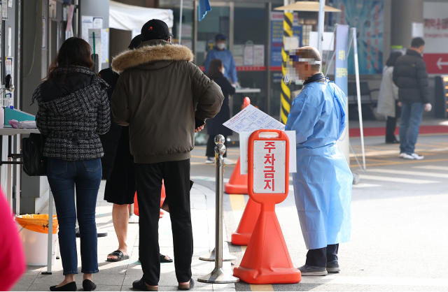 16일 오전 코로나19 호흡기 진료 지정 의료기관으로 지정된 서울 시내의 병원 선별진료소를 찾은 시민이 검사를 기다리고 있다. 연합뉴스