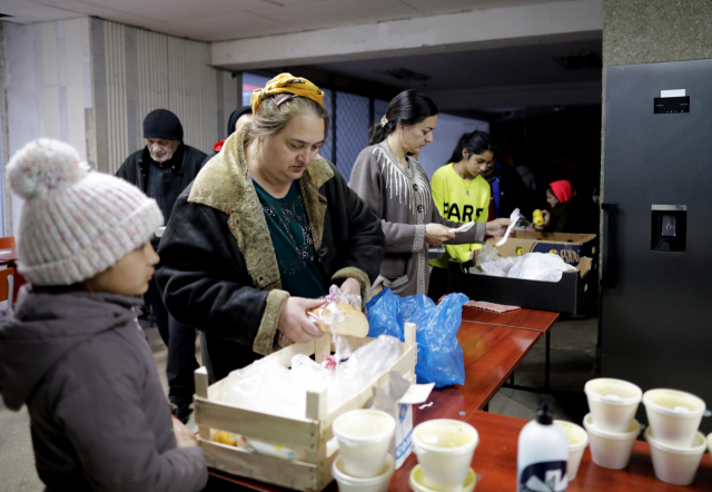 14일(현지시간) 몰도바에 마련된 한 임시 거주지에서 우크라이나 난민들이 저녁 식사 준비를 하고 있다. EPA연합뉴스